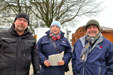 Hanse Event Geschäftsführer Torsten Sitte (r.) hier mit seinen beiden Marktmanagern Anke Lange und Heiko Lange. Erstmals wird die Genussmeile „Flanieren & Dinieren“ auf der Warnemünder Seepromenade bis zum 5. Januar geöffnet sein. Hanse Event Geschäftsführer Torsten Sitte (r.) hier mit seinen beiden Marktmanagern Anke Lange und Heiko Lange. Erstmals wird die Genussmeile „Flanieren & Dinieren“ auf der Warnemünder Seepromenade bis zum 5. Januar geöffnet sein.