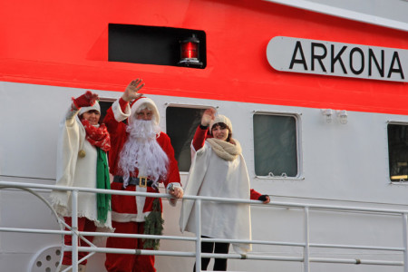 Ho,Ho,Ho – Der Weihnachtsmann und seine Weihnachtsengel enterten Heiligabend den Anleger am Alten Strom und wurden von vielen Besuchern willkommen geheißen.