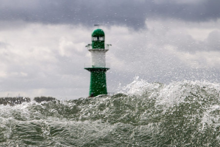 Nicht nur der Wind auch die Wellenentwicklung vor Warnemünde war heute zu gefährlich, um die Segler auslaufen zu lassen, Foto: Pepe Hartmann