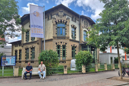Neues Leben im Warnem&uuml;nder Pfarrhaus: Propst Dirk Fey hat mit dem Propsteib&uuml;ro Rostock neue R&auml;ume in der Kirchenstra&szlig;e 1 bezogen.