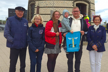 Leuchtturmmann Hartmut Kellner (l.) und seine „Teamkollegin“, Leuchtturmfrau Dorothea Penk begrüßten gemeinsam mit Vereinsschatzmeisterin Inge Morenz (r.) die Jubiläumsbesucherin Anne Sommer. Sie macht mit ihrem Partner Philip Stranz und Söhnchen Theodor Urlaub in der Region und will im nächsten Jahr ganz sicher wieder nach Warnemünde kommen. 