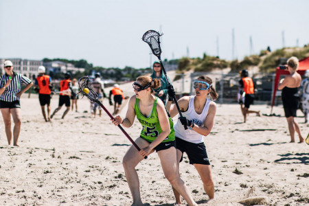 Mit den Lacrosse-Schlägern gilt es den Ball in das gegnerische Netz zu befördern. Foto: Kai Köckeritz