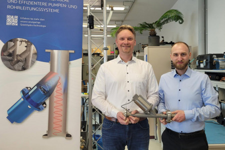 Mit ihrer innovativen QuietHydro-Technologie k&ouml;nnen die Hydronauten um Johannes B&uuml;ker (l.) und Paul Werner weit mehr, als Vibrationen und L&auml;rm in Pumpensystemen in Echtzeit auszul&ouml;schen.//Foto: RikeM