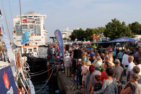 Das Publikum an der Kaikante war bei optimalen Port-Party-Bedingungen bestens aufgelegt.