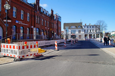 Ab dem kommendem Montag wird die Buslinie 37 voraussichtlich für einen Monat umgeleitet. Die Haltestelle Kirchenplatz entfällt. Ab dem kommendem Montag wird die Buslinie 37 voraussichtlich für einen Monat umgeleitet. Die Haltestelle Kirchenplatz entfällt.