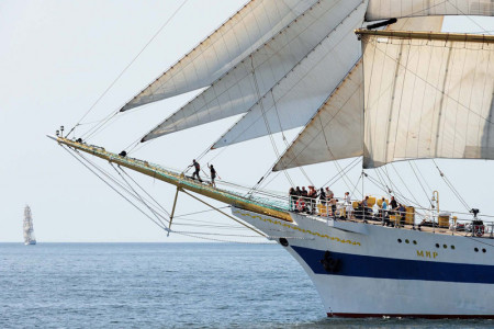 Willkommen an Bord: Am Sail-Sonnabend lädt die „Mir“ zu einem Tages- und Abendtörn auf die Ostsee ein. 