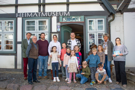 Stolz auf ihr Gemeinschaftswerk: Die Teams des Heimatmuseum Warnem&uuml;nde, des &szlig;-Verlages und der DRK Kindertagesst&auml;tte &bdquo;Knirpsenland&ldquo; pr&auml;sentieren gemeinsam mit den beteiligten Kindern den neuen Museumsf&uuml;hrer f&uuml;r Warnem&uuml;nde &ndash; von Kindern f&uuml;r Kinder gestaltet.// DRK Rostock/ Szab&oacute;