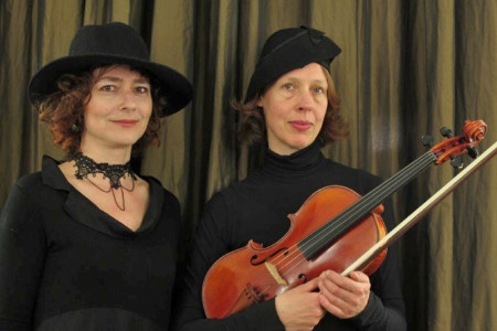 Heidemarie Wiesner (Klavier) und Waltraut Elvers (Violine und Bratsche) sind der weibliche Part des Trio Ringelnatz. Gemeinsam mit Rezitator Detlef Seydel gestalten sie einen musikalisch-literarischen Abend in Warnemünde.