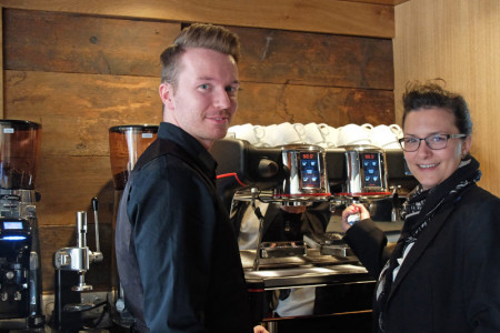 Mahlwerk-Betreiberin Antje Rausch und Servicemitarbeiter Mirco Kapluschinski an der funkelnagelneuen Siebträger-Kaffeemachine.