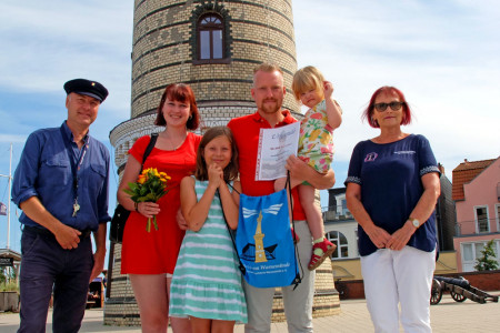 Leuchtturmmann Holger Matthäus (l.) und Vorstandmitglied Inge Morenz (r.) begrüßen die zweijährige Viktoria aus Dessau als Jubiläumsbesucherin auf dem Warnemünder Wahrzeichen. Gemeinsam mit Schwester Lena, Mama Natalie und Papa Johannes Braun verlebt sie eine Urlaubswoche im Ostseebad. Leuchtturmmann Holger Matthäus (l.) und Vorstandmitglied Inge Morenz (r.) begrüßen die zweijährige Viktoria aus Dessau als Jubiläumsbesucherin auf dem Warnemünder Wahrzeichen. Gemeinsam mit Schwester Lena, Mama Natalie und Papa Johannes Braun verlebt sie eine Urlaubswoche im Ostseebad.