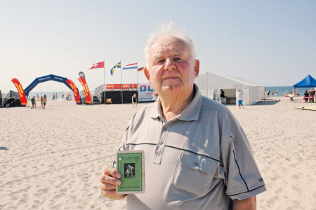 Der 85jährige Hans Kölzow war der vermutlich älteste Besucher beim DLRG Cup Warnemünde. Stolz präsentiert er seinen Rettungsschwimmer-Grundschein aus dem Jahre 1942. Der 85jährige Hans Kölzow war der vermutlich älteste Besucher beim DLRG Cup Warnemünde. Stolz präsentiert er seinen Rettungsschwimmer-Grundschein aus dem Jahre 1942.