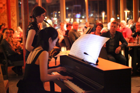 Neben der Vielfalt an kulinarischen Kostbarkeiten wird am 25. März in den Rostocker Genusstempeln auch Kultur serviert. Neben der Vielfalt an kulinarischen Kostbarkeiten wird am 25. März in den Rostocker Genusstempeln auch Kultur serviert.