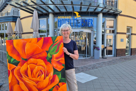 Die farbenfrohen Arbeiten von Ute Werner sind ab sofort im Strand-Hotel Hübner Warnemünde zu sehen.