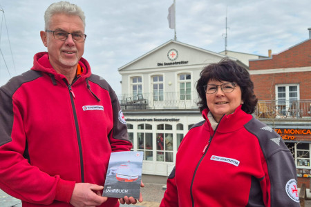 Thekla Riemer und Jörg Westphal vom Informationszentrum der Deutschen Gesellschaft zur Rettung Schiffbrüchiger in Warnemünde präsentieren das aktuelle Jahrbuch der Seenotretter – zu haben ab sofort. Thekla Riemer und Jörg Westphal vom Informationszentrum der Deutschen Gesellschaft zur Rettung Schiffbrüchiger in Warnemünde präsentieren das aktuelle Jahrbuch der Seenotretter – zu haben ab sofort.