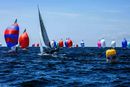 Mit ihren Spinnakern sorgen die 505er immer für tolle Bilder auf der Bahn.//Foto: Pepe Hartmann