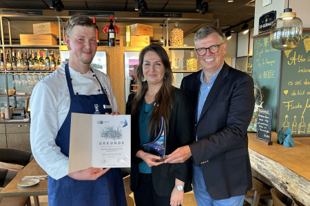 Das Hotel Neptun wurde auch in diesem Jahr wieder als „TOP-Ausbildungsbetrieb“ der IHK Rostock geehrt: Bei der Preisverleihung v.l. Souschef und Ausbilder Philipp Zimmermann, Personalchefin Franziska Wietzke (beide Hotel Neptun) sowie IHK-Präsident Klaus-Jürgen Strupp.//Foto: Hotel NEPTUN Warnemünde