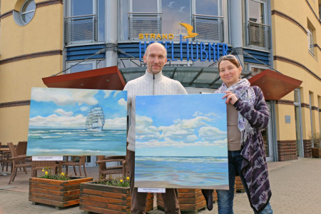 Das Künstlerehepaar Oksana und Oleg Chekotun aus Odessa stellt eine Auswahl seiner Werke im Strand-Hotel Hübner Warnemünde aus. 