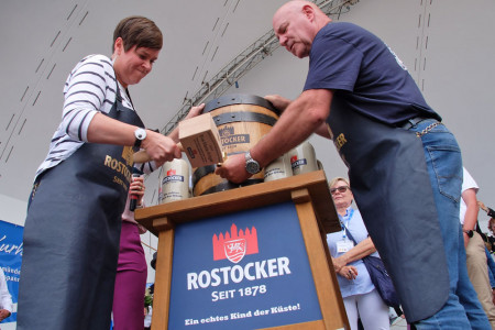 Für Rostocks Oberbürgermeisterin Eva-Maria Kröger, hier mit Holger Köpcke, Braumeister bei der Hanseatischen Brauerei Rostock, war es erste Fass Bier, das sie in ihrem Leben angeschlagen hat. Alles ging gut und die 86. Warnemünder Woche ist eröffnet.