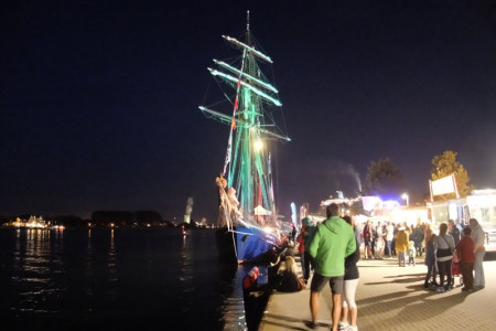 Die letzte Warnemünder Port Party des Jahres findet am Sonnabend, den 16. September ab 17.00 Uhr, an der Pier 1 bis 6 statt.
