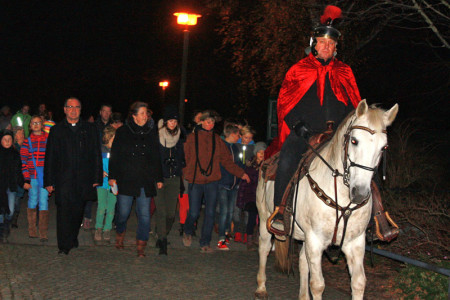 Am Sankt Martins Umzug haben gestern wieder viele Familien mit ihren Kindern teilgenommen. Im Anschluss gab es leckere Martinshörnchen und Grillwürstchen im Kurhausgarten.