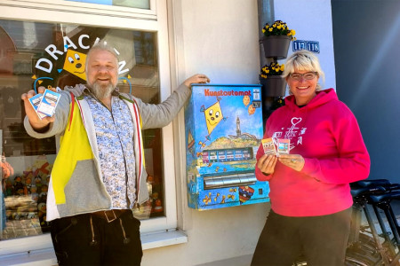 Kunst zum Ziehen: Janett Pust und Lars Kaiser präsentieren den farbenfrohen Kunstautomaten in Warnemünde.//Foto: Drachen und mehr Kunst zum Ziehen: Janett Pust und Lars Kaiser präsentieren den farbenfrohen Kunstautomaten in Warnemünde.//Foto: Drachen und mehr