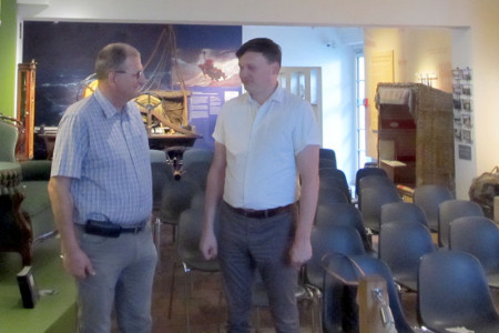 Der Vorsitzende des Museumsvereins Warnemünde, Uwe Heimhardt im Gespräch mit Michael Heinz Stasi-Unterlagen-Behörde. Foto: Schubert