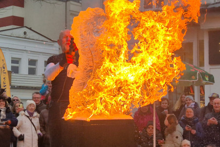Mit Kettensäge, Kreativität und jeder Menge Fingerspitzengefühl begeisterte Eiskünstler Zsolt M. Toth bereits im vergangenen Jahr das Publikum. Am Sonnabend, 7. Februar, um 15.30 Uhr kehrt er zurück und lässt auf dem Leuchtturmvorplatz erneut faszinierende Kunstwerke aus Eis entstehen. Mit Kettensäge, Kreativität und jeder Menge Fingerspitzengefühl begeisterte Eiskünstler Zsolt M. Toth bereits im vergangenen Jahr das Publikum. Am Sonnabend, 7. Februar, um 15.30 Uhr kehrt er zurück und lässt auf dem Leuchtturmvorplatz erneut faszinierende Kunstwerke aus Eis entstehen.