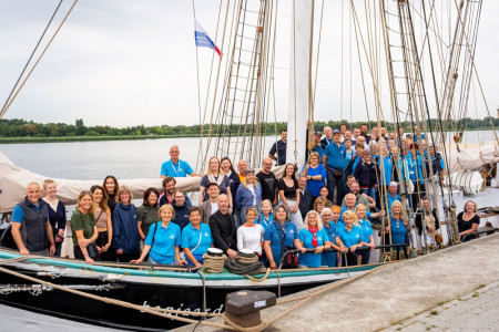 Die Hanse-Sail-Teams feiern den erfolgreichen Abschluss der 35. Hanse Sail gemeinsam an Bord des niederl&auml;ndischen Toppsegelschoners Banjaard.//Foto: Holger Martens