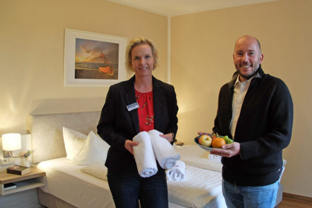 Sind stolz auf das Erreichte: Direktions- und Marketingassistentin Katrin Paap und Hotelier Alexander Soyk.