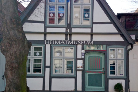 Das Heimatmuseum Warnemünde lädt zum Plattdeutschen Abend mit Gertrud Weigel.