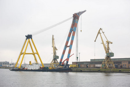 Der Schwimmkran „Hebo Lift 9" ist heute Morgen im Rostocker Überseehafen angekommen.