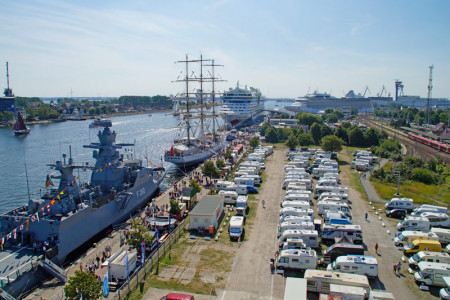 Dicht an dicht stehen die Wohnmobile gerade in der Sommersaison auf dem Parkplatz Mittelmole. Die erforderliche Infrastruktur zur Ver- und Entsorgung ist hier nicht vorhanden.