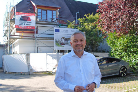 Die Erweiterung des Wellnessbereichs im Ringhotel Warnemünder Hof in Diedrichshagen ist nahezu abgeschlossen. Hoteldirektor Frank Martens vor dem neuen Anbau, der sich harmonisch in das ländliche Gefüge einpasst.
