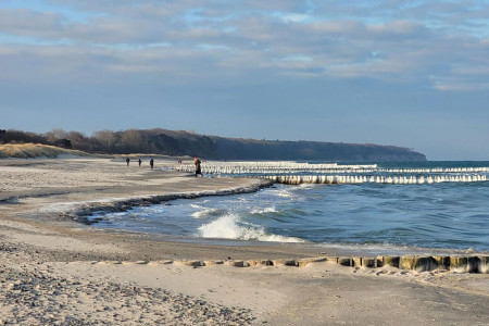 Eisiger Ostseewinter auch in Warnemünde: Vereiste Buhnen ragen aus der frostigen Ostsee und erinnern daran, dass der Winter 2025/26 zeitweise für seltene Eisbedingungen entlang der Küste sorgte.//Archivfoto: RikeM Eisiger Ostseewinter auch in Warnemünde: Vereiste Buhnen ragen aus der frostigen Ostsee und erinnern daran, dass der Winter 2025/26 zeitweise für seltene Eisbedingungen entlang der Küste sorgte.//Archivfoto: RikeM