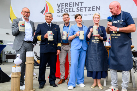 Mit vereinten Kräften und bester Laune eröffnet: Tourismusdirektor Matthias Fromm, Vize-Admiral Frank Martin Lenski, Brauerei-Chef Ronny Löwendei, Oberbürgermeisterin Eva-Maria Kröger, Ministerpräsidentin Manuela Schwesig und Braumeister Holger Köpke (v.l.) stoßen im Kurhausgarten Warnemünde feierlich auf die 34. Hanse Sail an.//Foto: Holger Martens