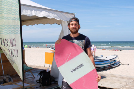 Ab sofort ist die Surfstation von HW Shapes am Strand unterhalb von Leuchtturm und Teepott ge&ouml;ffnet. Der 22-j&auml;hrige Bastian Kanschat (Foto) ist neben Derek Louis Ansprechpartner vor Ort.