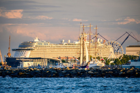 Besondere Perspektiven auf Warnemünde, Rostock und die Hanse Sail bieten sich vor allem vom Wasser.//Foto: Holger Martens