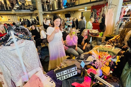 Beim Stoffwechsel Secondhand & Vintage Markt im Dock Inn Warnemünde wird der Spaß großgeschrieben – und zwar richtig groß!//Foto: Charlotte Berger