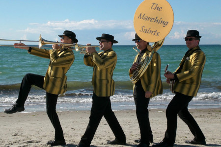 "The Marching Saints", eine Jazzband aus Rostock, spielen Dixieland und Swing während eines Abendtörns zur Hanse Sail auf der "Gulden Leeuw".  Foto: privat