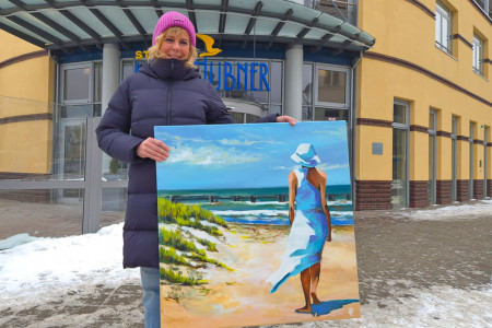 Künstlerin Regine Lange mit ihrem Werk „Sommertag am Strand“ – ein leuchtender Moment voller Meeresgefühl. Das Acrylgemälde (80 × 80 cm) ist noch bis Ende März im Strand-Hotel Hübner Warnemünde zu sehen und auch erhältlich. Künstlerin Regine Lange mit ihrem Werk „Sommertag am Strand“ – ein leuchtender Moment voller Meeresgefühl. Das Acrylgemälde (80 × 80 cm) ist noch bis Ende März im Strand-Hotel Hübner Warnemünde zu sehen und auch erhältlich.