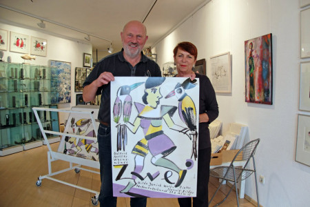 Das Galeristen-Ehepaar Ulrike-Sabine und Peter Möller freuen sich auf die Ausstellungseröffnung am Donnerstagabend. Der Maler und Grafiker Wolf-Dieter Pfennig hat dafür ein Plakat entworfen, das er während der Eröffnung auch signieren wird.