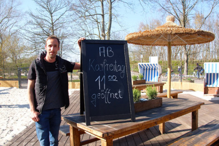 Strandkorbvermieter Philipp Saat (Foto) und Gastronom Matthias Hirsch betreiben die neue Beachbar "Weststrand". Morgen geht’s los.