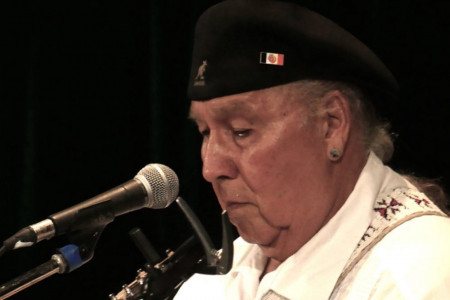 Mitch Walking Elk strahlt eine enorme Bühnenpräsenz aus und zieht das Publikum mit seiner einzigartigen Stimme in seinen Bann. Am Freitag ist der Singer-Songwriter der Cheyenne-Arapaho-Nation im Ringelnatz Warnemünde zu Gast.//Foto: Veranstalter Mitch Walking Elk strahlt eine enorme Bühnenpräsenz aus und zieht das Publikum mit seiner einzigartigen Stimme in seinen Bann. Am Freitag ist der Singer-Songwriter der Cheyenne-Arapaho-Nation im Ringelnatz Warnemünde zu Gast.//Foto: Veranstalter