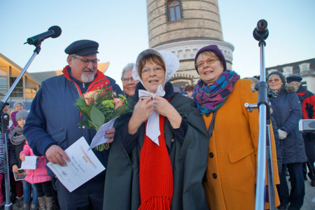 Mariken (m.) ist die Knurrhahnpreisträgerin 2016. Die Ehrung wurde durch Leuchtturmchef Klaus Möller, Inge Regenthal und Astrid Voß (r.) vom Warnemünde Verein vorgenommen.