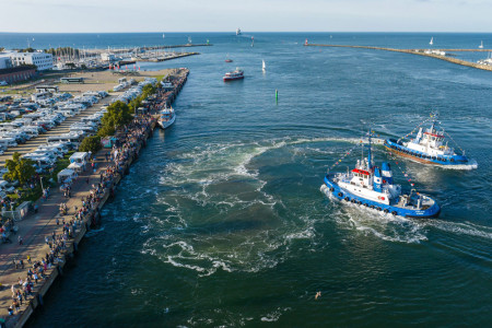 Wenn starke Schlepper im Takt &uuml;ber die Warnow tanzen: Das traditionelle Schlepperballett &ndash; organisiert von Fairplay Towage &ndash; kr&ouml;nt am Sonntagabend die Port Party.//Archivfoto: Taslair
