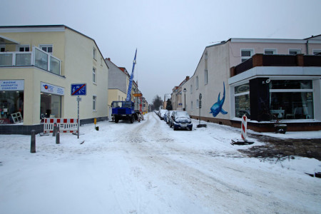 Die Straßenbauarbeiten in der Warnemünder Dänischen Straße wurden aufgrund der winterlichen Witterung schon nach kurzer Zeit wieder eingestellt.