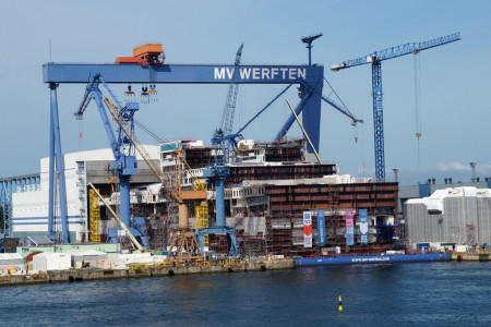 Es ist ruhig geworden um MV Werften in Warnemünde, Wismar und Stralsund. Die Folgen der Corona-Pandemie haben die Schiffbauer eiskalt erwischt. Die Unternehmensführung spricht jetzt von Umstrukturierungen und hofft auf Hilfen des Bundes.
