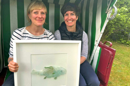 Mit viel Herzblut organisieren Jette und Bianca M&uuml;ller auch in diesem Jahr wieder die Kunsthandwerkerm&auml;rkte &bdquo;Kunst Design Handwerk&ldquo; am Warnem&uuml;nder Leuchtturm und bringen kreative Vielfalt an die Promenade.//Foto: Maria Pistor