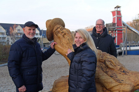 Freuen sich über den gelungenen Neuzugang im StrandResort Markgrafenheide: Künstler Harald Wroost (l.), Angela Brüggemann und Irmin Stintzing