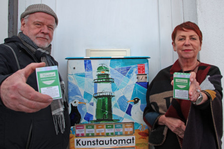 Haben in dieser Woche den ersten Warnemünder Kunstautomat in Betrieb genommen: Galeristin Ulrike Möller und Maler Christian Heinze